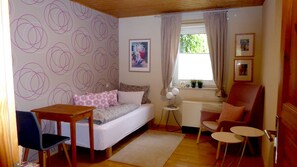 TV connectée, table de tennis de table, livres, chaîne hi-fi