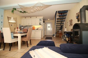 Televisie, een open haard, een dvd-speler en een tafeltennistafel