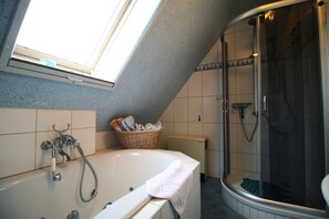 Ensemble douche/baignoire, sèche-cheveux, serviettes fournies