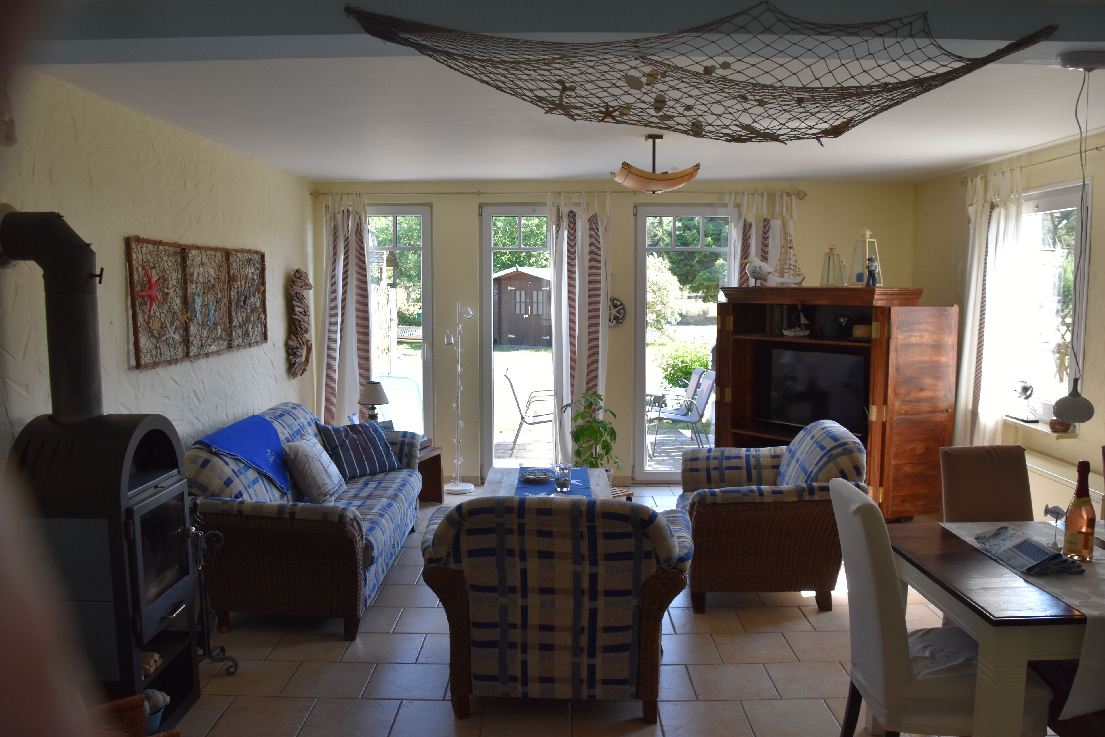 TV, caminetto, lettore DVD, tavolo da ping pong