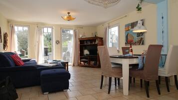 Fernseher, Kamin, DVD-Player, Tischtennisplatte