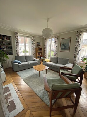 Fernseher, Videospiele, DVD-Player, Bücher