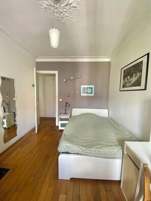 4 bedrooms, desk, iron/ironing board, free WiFi