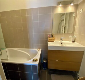 Combined shower/tub, hair dryer, towels