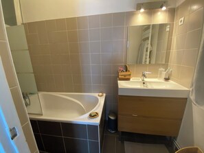 Combined shower/bathtub, hair dryer, towels