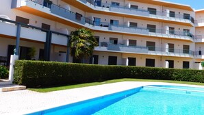 Un hotel de diverses plantes amb piscina.