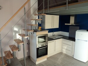 Réfrigérateur, micro-ondes, four, plaque de cuisson