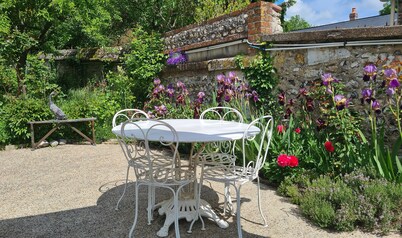 An artist's home, a peaceful retreat, 9 minutes from downtown Rouen