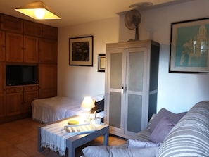 TV, books, offices - A 3-star artist's home surrounded by nature, 9 minutes from Rouen. (Darnétal)