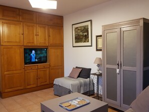TV, books, offices - 3-star-rated artist's house in the heart of nature, 9 minutes from Rouen. (Darnétal)