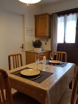Dining - A 3-star artist's home surrounded by nature, 9 minutes from Rouen. (Darnétal)
