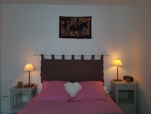 1 bedroom, desk, iron/ironing board, free WiFi - 3-star-rated artist's house in the heart of nature, 9 minutes from Rouen. (Darnétal)