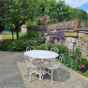 Outdoor dining - A 3-star artist's home surrounded by nature, 9 minutes from Rouen. (Darnétal)