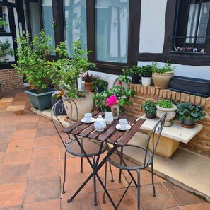 Outdoor dining - 3-star-rated artist's house in the heart of nature, 9 minutes from Rouen. (Darnétal)