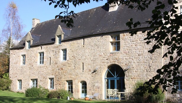A stone building with multiple windows, a large arched entrance, and a well-maintained lawn. - House for 10 people, close to the Gulf of Morbihan, Carnac, Trinité-sur-Mer (Brech)