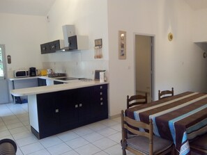 Fridge, microwave, oven, stovetop - The miller's house (and his barn) (Hinx)