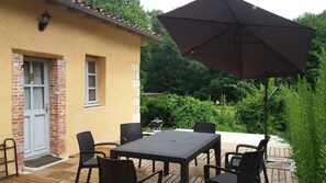 Outdoor dining - The miller's house (and his barn) (Hinx)