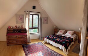 2 bedrooms, desk, iron/ironing board, WiFi