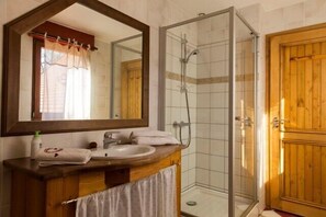 Ducha, secador de pelo, toallas, papel higiénico