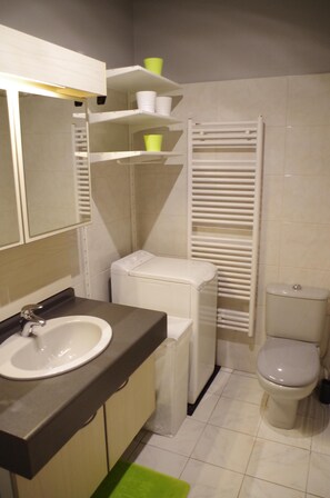 Baignoire, sèche-cheveux, serviettes fournies, savon