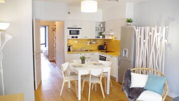 Refrigerador, microondas, horno y parrilla de estufa