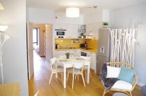 Fridge, microwave, oven, stovetop - Apartment Versailles center, calm, fully equipped, elevator, parking (extra) (Versailles)