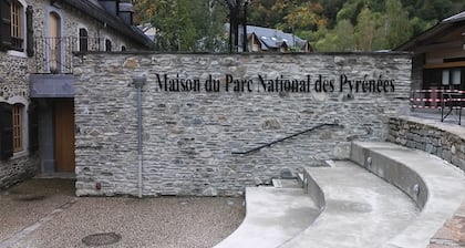 Joli studio rénové dans résidence calme au centre du village. WI-FI à dispo.