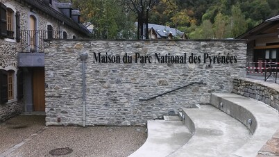 Nice renovated studio in a quiet residence in the center of the village.