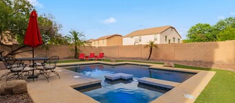 4000 pies cuadrados Pie. de lujo: piscina, spa y mesa de billar (su propio complejo privado)