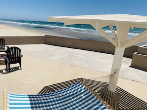 Na praia, espreguiçadeiras