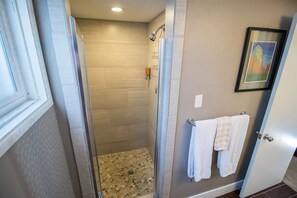 Combined shower/bathtub, hair dryer, towels, toilet paper