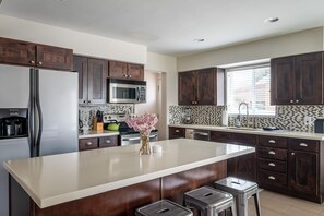 Refrigerador, microondas, horno y parrilla de estufa 