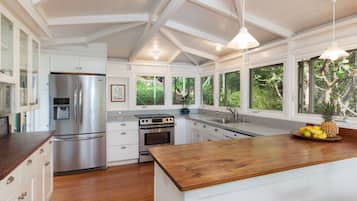 Jääkaappi, mikroaaltouuni, uuni, liesi