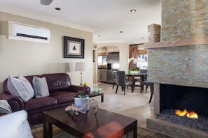 Fernseher, Kamin, DVD-Player