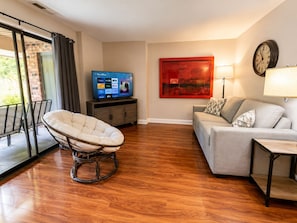 Smart TV, DVD player, video library, stereo - Steps to Lakefront Park. Close to Town, Waterslides, Wineries, and Golf Courses. (Chelan)