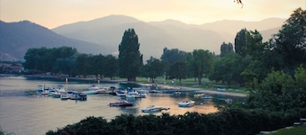 Steps to Lakefront Park. Close to Town, Waterslides, Wineries, and Golf Courses.