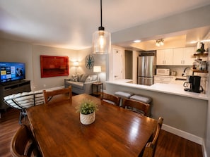 Interior - Steps to Lakefront Park. Close to Town, Waterslides, Wineries, and Golf Courses. (Chelan)