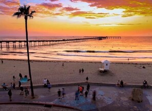 En la playa, camastros y toallas de playa 