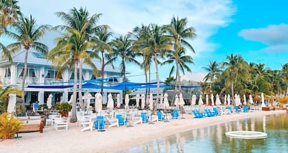 The Pink Beach House - Private House and Pool directly on the Beach, Rum Point