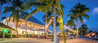 The Pink Beach House - Privat hus og basseng direkte på stranden, Rum Point