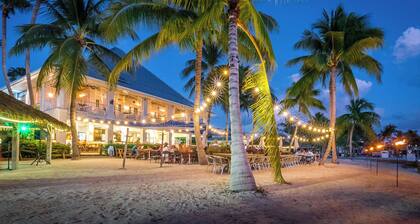 The Pink Beach House - Private House and Pool directly on the Beach, Rum Point