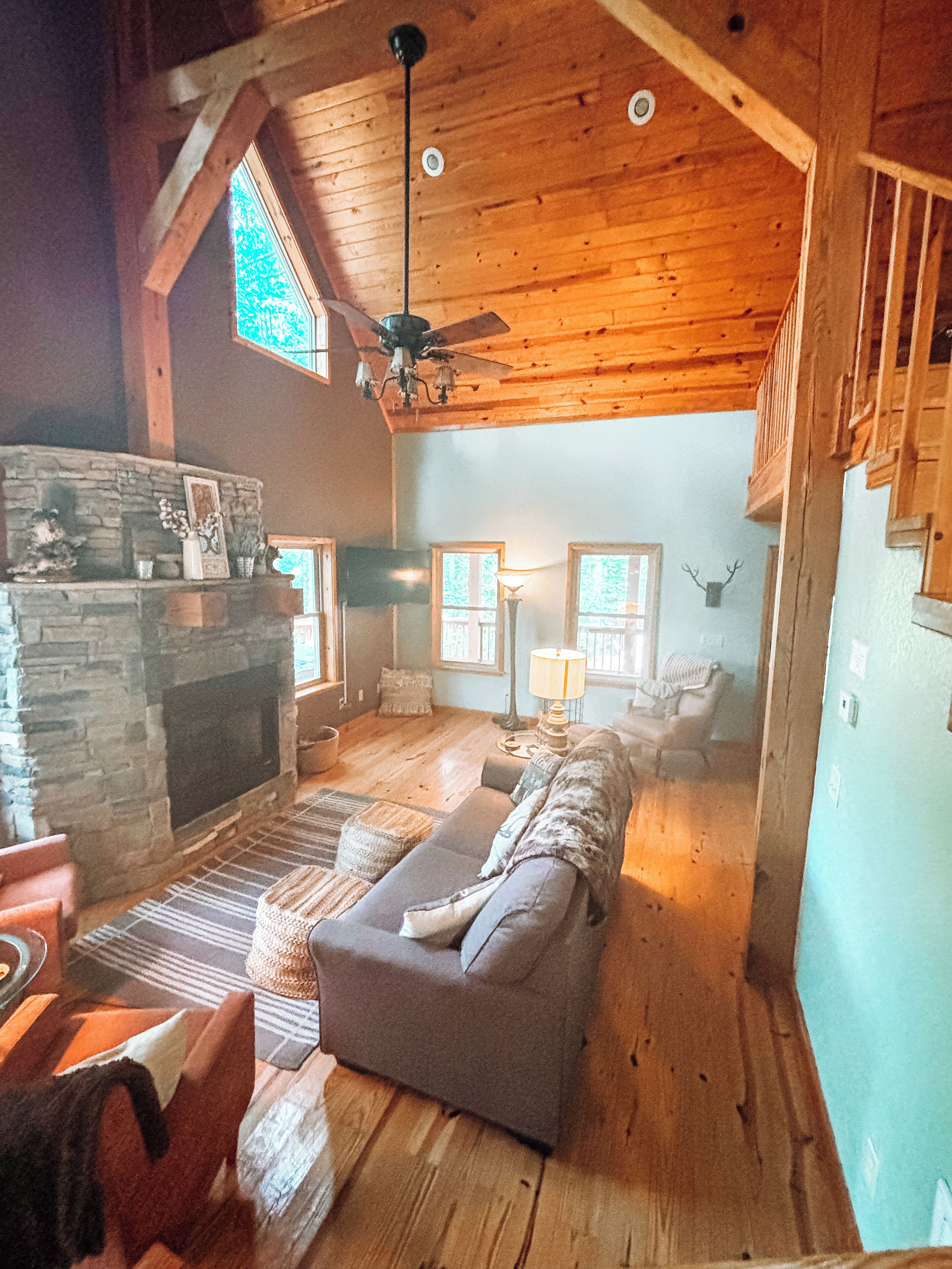 Smart TV, chimenea, reproductor de DVD y futbolito 