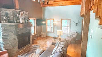 TV connectée, cheminée, lecteur de DVD, baby-foot