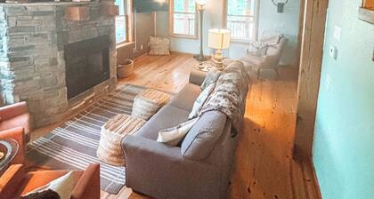 Fall in a Ouachita Mt cabin, close to lake crystal digging, hiking, biking