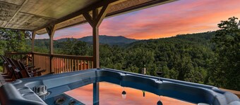 Family Getaway-2 King Beds-5 Star Cabin Near Dolly-Bear Sightings- Amazing View