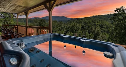 Romantic Mountain Getaway w/ Hot Tub- 2 King Beds & Frequent Bear Sightings