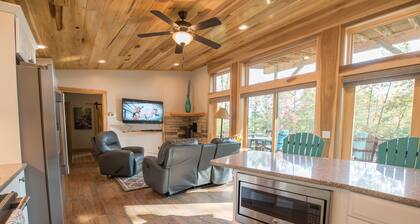 Hopeavuorihytti - sydämen muotoinen kylpyamme ja poreallas ulkona!