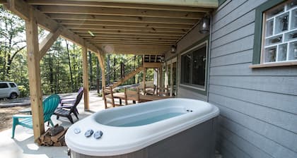 Silver Lining Cabin - Hello Relaxation! Sweet, well water, hot tub, pets