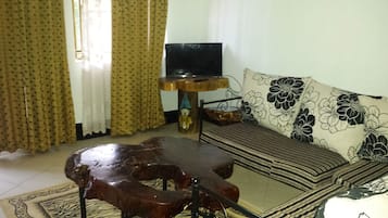Deluxe Room, 1 Bedroom, Garden View | Living area | 32-inch flat-screen TV with cable channels, TV