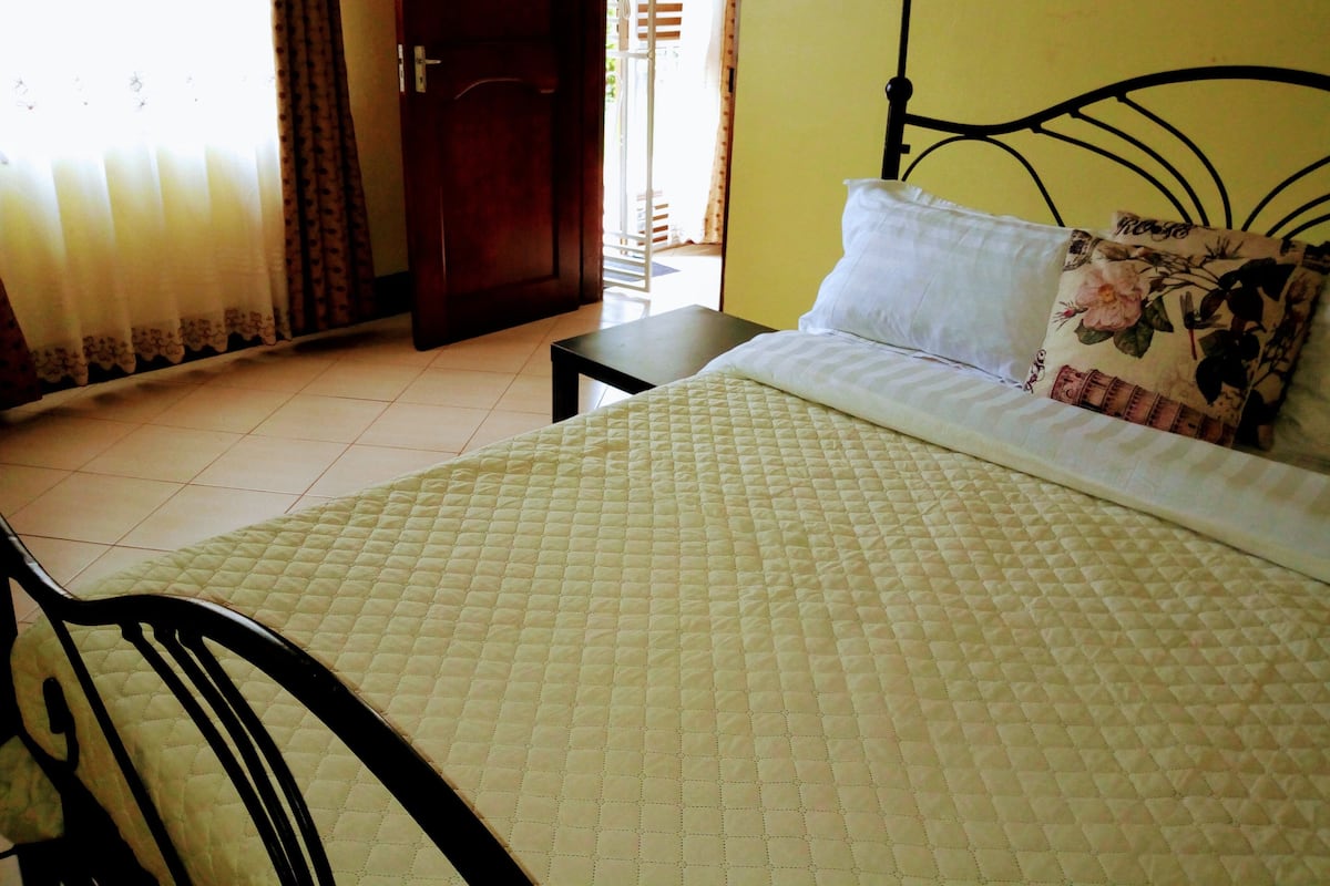 Deluxe Room, 1 Bedroom, Garden View | Premium bedding, in-room safe, desk, bed sheets